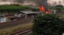 Rute KRL Taman Kota-Bojong Indah Terganggu, Ada Kebakaran di Dekat Rel