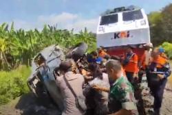 Kesaksian Warga Kijang Rombongan Nyai Ponpes Sidogiri Tertabrak KA, Sopir Tak Mau Disetop<