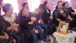 Isak Tangis Histeris Anak Peluk Peti Jenazah Ibu yang Tewas Dibacok Ayah di Minsel