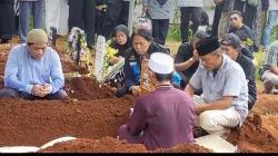 Tangis Keluarga Pecah saat Jenazah Dorman Borisman Dimasukkan Liang Kubur Bersama Kaki Amputasinya