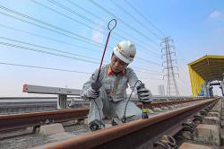 Perawatan Rel Kereta LRT Jakarta
