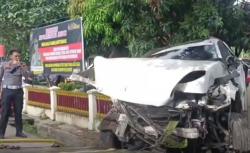 Penampakan Porsche Ringsek hingga Nyangkut Pagar Kantor Polisi di Medan
