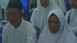 Kumpulkan Receh sejak 2012, Tukang Parkir Lansia Bojonegoro Berangkat Haji 2024 Bareng Istri