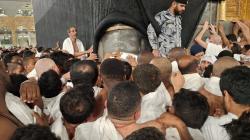 Menyaksikan Lebih Dekat Perjuangan Jemaah Mencium Hajar Aswad