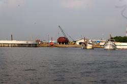 Galangan Kapal Bertengger pada Proyek Tanggul Laut Jakarta di Pantai Dadap