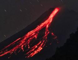 Gunung Merapi Muntahkan Lava Pijar Sejauh 1,7 Km ke Kali Bebeng<