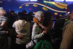 Tangis Keluarga Pecah saat Rombongan Selamat Siswa SMK Lingga Kencana Depok Tiba 