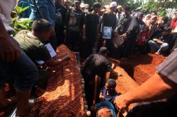 Suasana Haru Pemakaman Pelajar SMK Lingga Kencana Depok, Makam Berdampingan