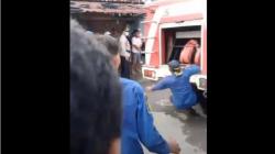 Viral Petugas Damkar Terlindas Mobil Pemadam di Pasar Alun-Alun Tegal, Warga Histeris<