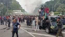 Puluhan Mahasiswa Unjuk Rasa Bakar Ban di Istana Bogor, Minta Jokowi Atensi Kasus Kriminalisasi Aktivis