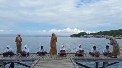 Viral Siswa SMPN 31 di Pulau Sembilan Ujian di Dermaga karena Terkendala Jaringan Internet