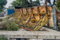 Truk Terguling Menutup Ruas Jalan Kebon Jeruk