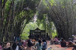 Uniknya Pasar Slumpring Tegal, Belanja Makanan Dibayar dengan Keping Bambu