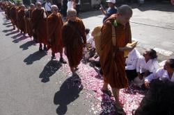 Perjalanan Spiritual Biksu Thudong dari Semarang Menuju Candi Borobudur