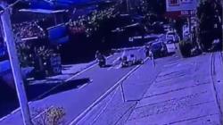 Kecelakaan Pedagang Tahu Keliling dengan Mobil di Mojokerto, Tahu Berceceran di Jalan