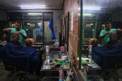 Nasib Tukang Cukur di Tengah Proyek Flyover Nurtanio Kota Bandung