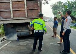 Kronologi Truk Tabrak Dump Truk Mogok di Lebak, Kernet Tewas Terjepit <
