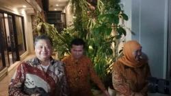 Khofifah dan Emil Sambangi Kediaman Airlangga Malam Ini, Ada Apa?