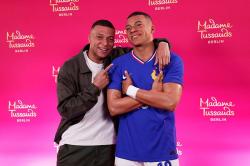 Gaya Kylian Mbappe Pose Bareng Kembarannya