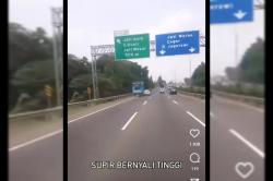 Mendebarkan, Polisi Kejar Truk yang Berusaha Kabur di Jalan Tol