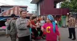 Viral Video Emak-Emak di Makassar Tampar dan Cakar Polisi, Dibalas dengan Senyum<