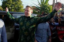 Senyum Elon Musk Tiba di Puskesmas Denpasar untuk Luncurkan Starlink