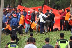 3 Kantung Jenazah Berisi Korban Pesawat Jatuh Dibawa ke RS Polri Kramat Jati