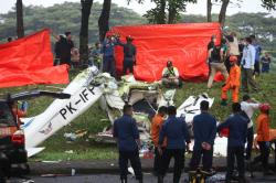 Pesawat Jatuh di Lapangan Sunburst BSD Tangsel, 2 Korban Masih Terjepit