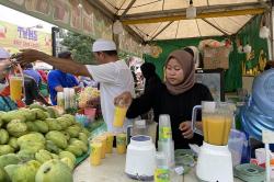 Cuaca Panas, Minuman Mango Thai Diburu Warga Depok