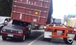 Viral Mobil Kijang Tua Tertimpa Kontainer Tidak Ringsek, Netizen: Bukan Kaleng-Kaleng