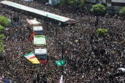 Ribuan Rakyat Iran Iringi Jenazah Presiden Ebrahim Raisi Menuju Pemakaman