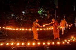 Potret Umat Buddha Sangha Theravada Khidmat Merayakan Waisak di Bekasi