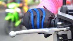Bisa Bikin Pemotor Terjatuh, Hindari Jari Tangan Stand By di Tuas Rem 