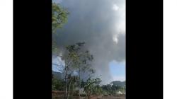 Kawah Nirwana di Lampung Barat Erupsi, Semburkan Asap Tebal Setinggi 400 Meter<