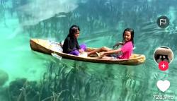 Bak di Negeri Dongeng, Viral 2 Bocah Mengayuh Sampan seperti Terbang di Atas Kaca
