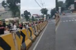 Berbahaya, Kerumunan Pemburu Klakson Bus Telolet di Sawangan Dibubarkan Polisi
