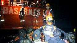 Kapal Nelayan Tenggelam usai Dihantam Ombak di Perairan Semujur, 2 Orang Hanyut<
