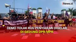 Ratusan Jurnalis dan Mahasiswa Demo Tolak RUU Penyiaran di Depan Gedung DPR/MPR 