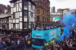 Pemain Man City Pamer Trofi Liga Inggris di Jalanan Manchester