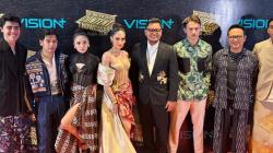 Potret Elegan Cinta Laura saat Hadiri Vision+ Content Showcase Parade, Pakai Gaun Avant Garde Batik 