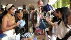 Angela Tanoesoedibjo Apresiasi Produk Upcycle Tenun Sutra Karya Anak Muda di Semasa Piknik 