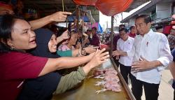 Jokowi Tinjau Pasar Senggol Dumai, Pastikan Harga Sembako Stabil
