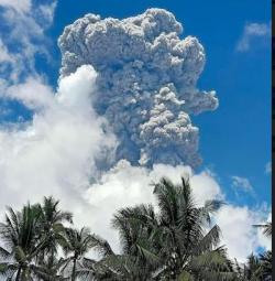 Gunung Ibu di Halmahera Barat Meletus Dahsyat, Hujan Abu Guyur Pengungsian
