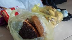 Ibu dan Adik Bawakan Makanan Kesukaan Pegi di Polda Jabar, Pisang hingga Telur Asin<