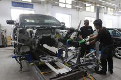 Melihat Para Ahli Memperbaiki Mobil BMW dan MINI
