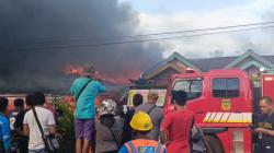 Kebakaran Hebat di Jalan Yos Sudarso Timika, Api Berkobar Ditiup Angin Kencang<