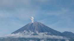 Gunung Semeru Kembali Erupsi, Lontarkan Abu Setinggi 600 Meter<