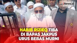 Tiba di Bapas Jakpus Ambil Surat Bebas Murni, Habib Rizieq Shihab Acungkan Jempol