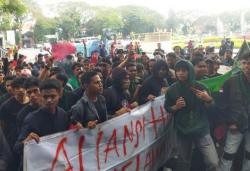 Aksi Demo HMI Tolak Tapera di DPRD Malang Diwarnai Saling Dorong<
