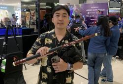 Fans dari Pontianak Senang Stik Rp9 Juta Miliknya Ditandatangani Francisco Sanchez Ruiz